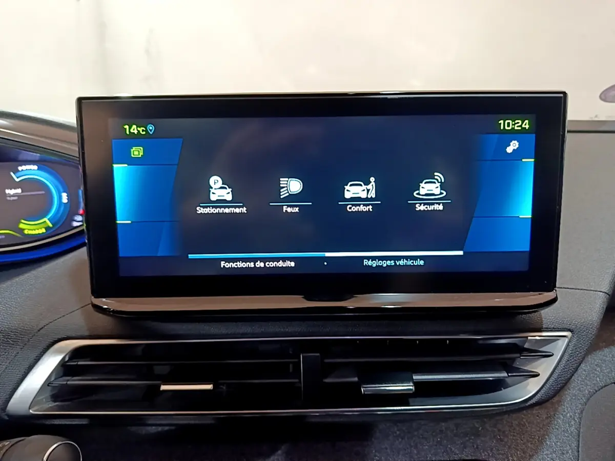 Écran tactile central du tableau de bord du Peugeot 3008 bleu, affichant les réglages de conduite et sécurité.