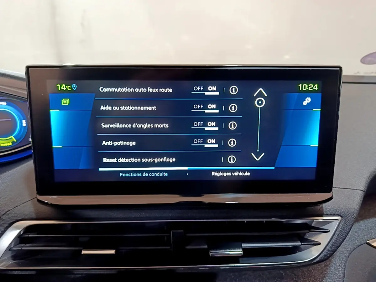Écran tactile central du tableau de bord du Peugeot 3008 bleu, affichant les réglages d'aide à la conduite.