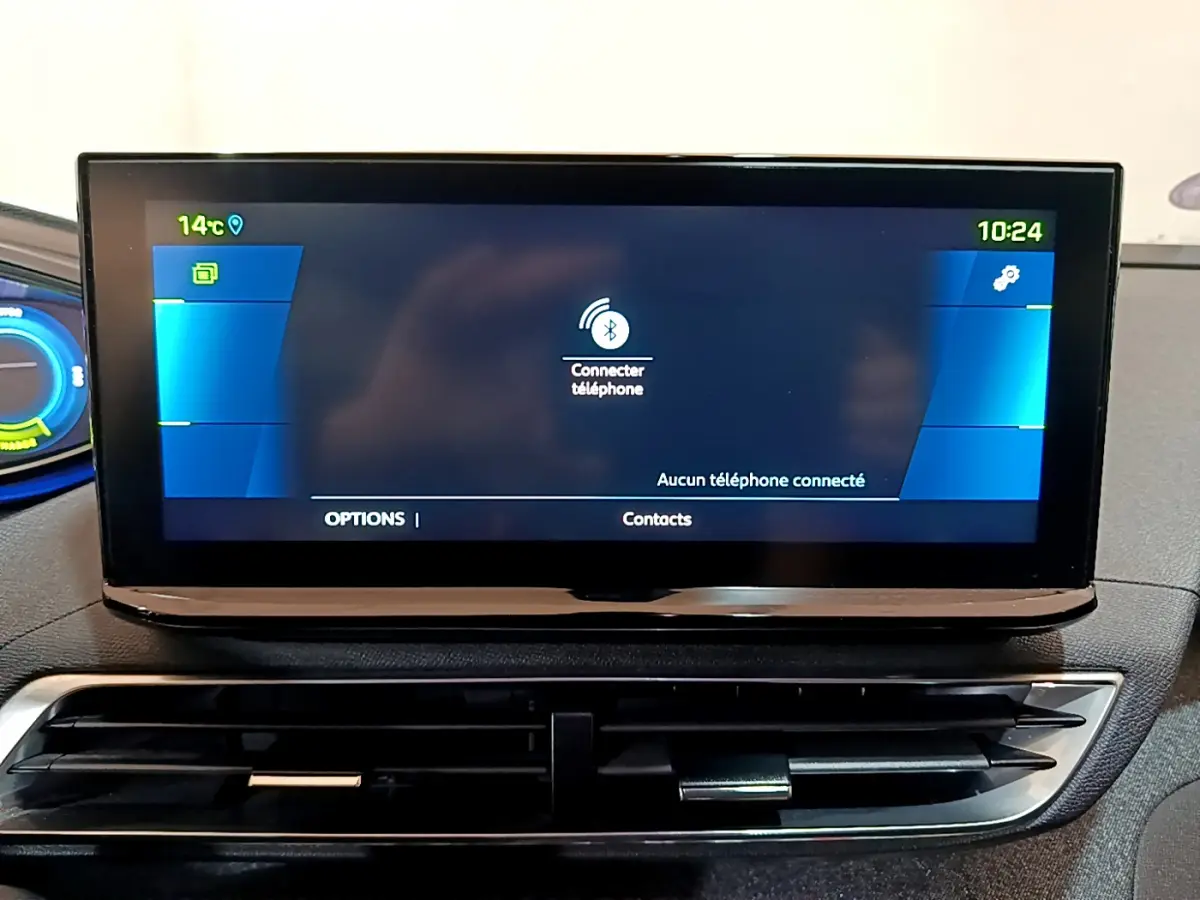 Écran tactile central affichant la connexion Bluetooth dans l'habitacle du Peugeot 3008 bleu, vue de face.