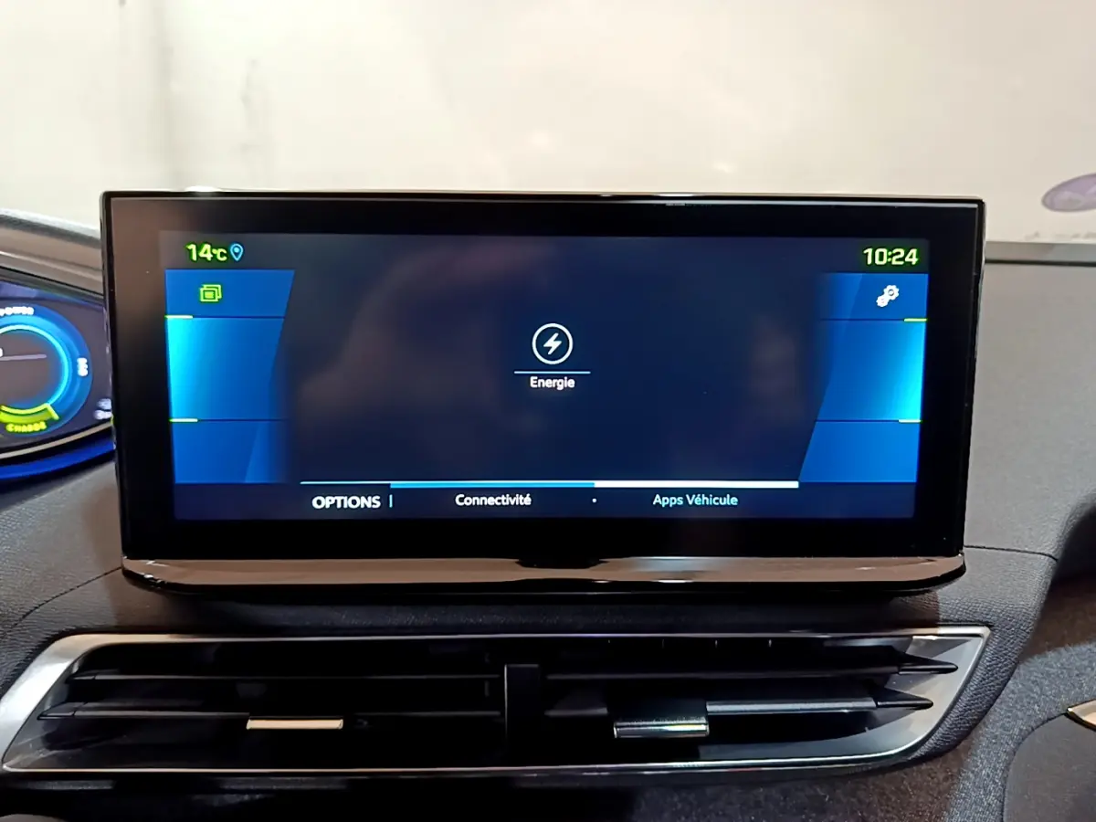 Écran tactile central du tableau de bord du Peugeot 3008 hybride bleu, affichant le menu énergie.