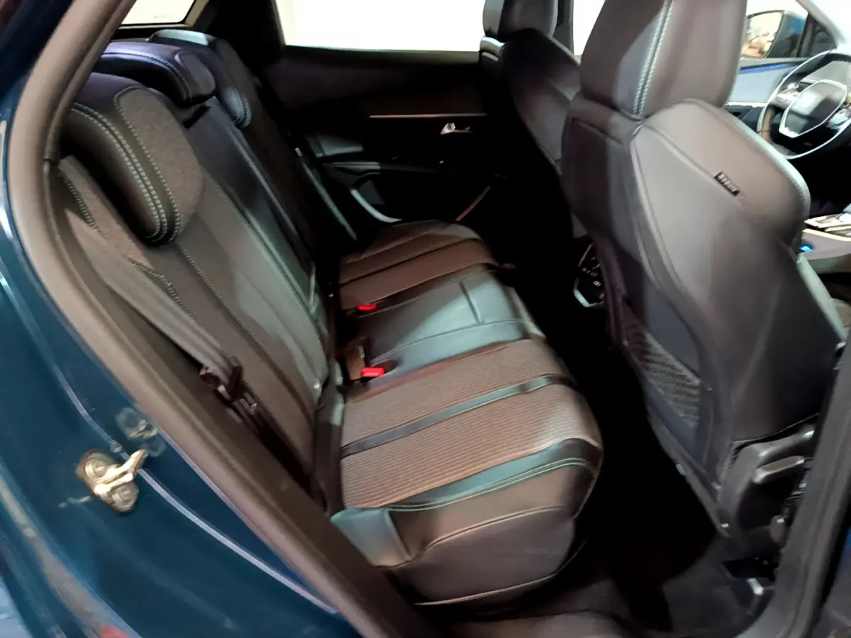 Vue intérieure côté gauche sur la banquette arrière en cuir noir du Peugeot 3008 bleu hybride rechargeable 2021.