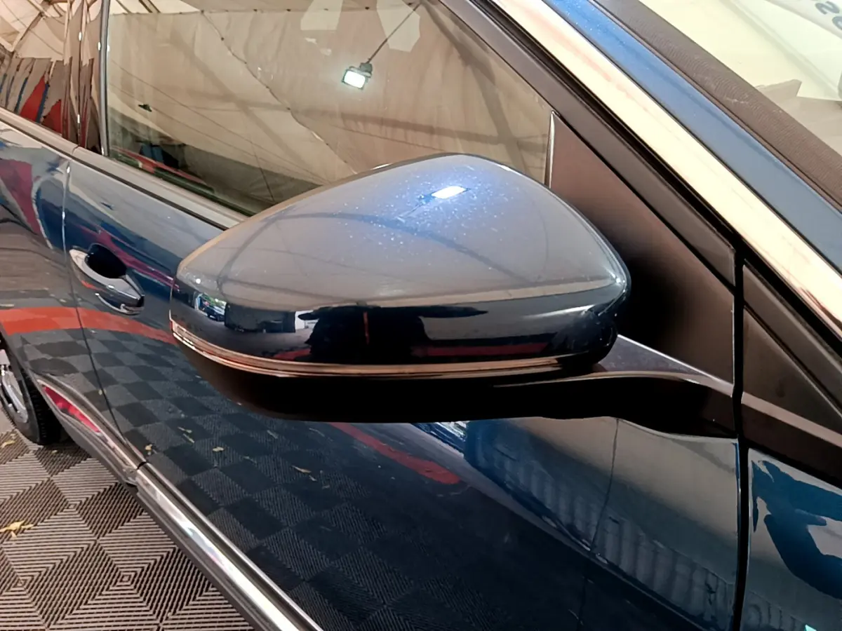 Rétroviseur côté gauche bleu métallisé du Peugeot 3008 1.6 Hybrid 225 Allure Pack, vue rapprochée sur porte et vitre.