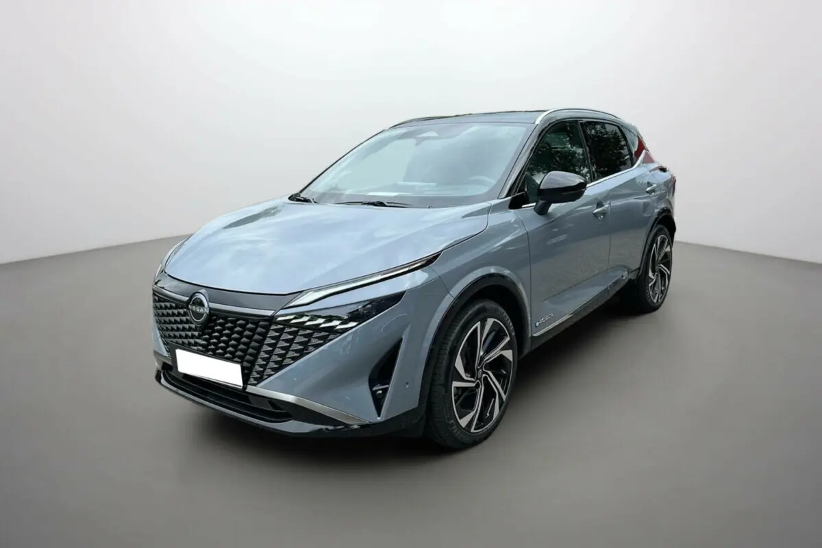 Nissan Qashqai E-Power 205 Tekna Plus gris argile avec toit noir, vue 3/4 avant droit, jantes alu 20 pouces.