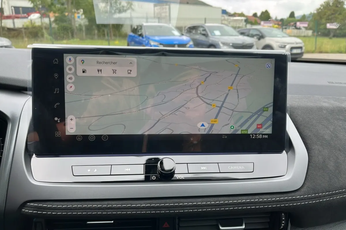 Écran tactile central affichant la navigation GPS dans l'habitacle du Nissan Qashqai E-POWER 205 Tekna Plus.