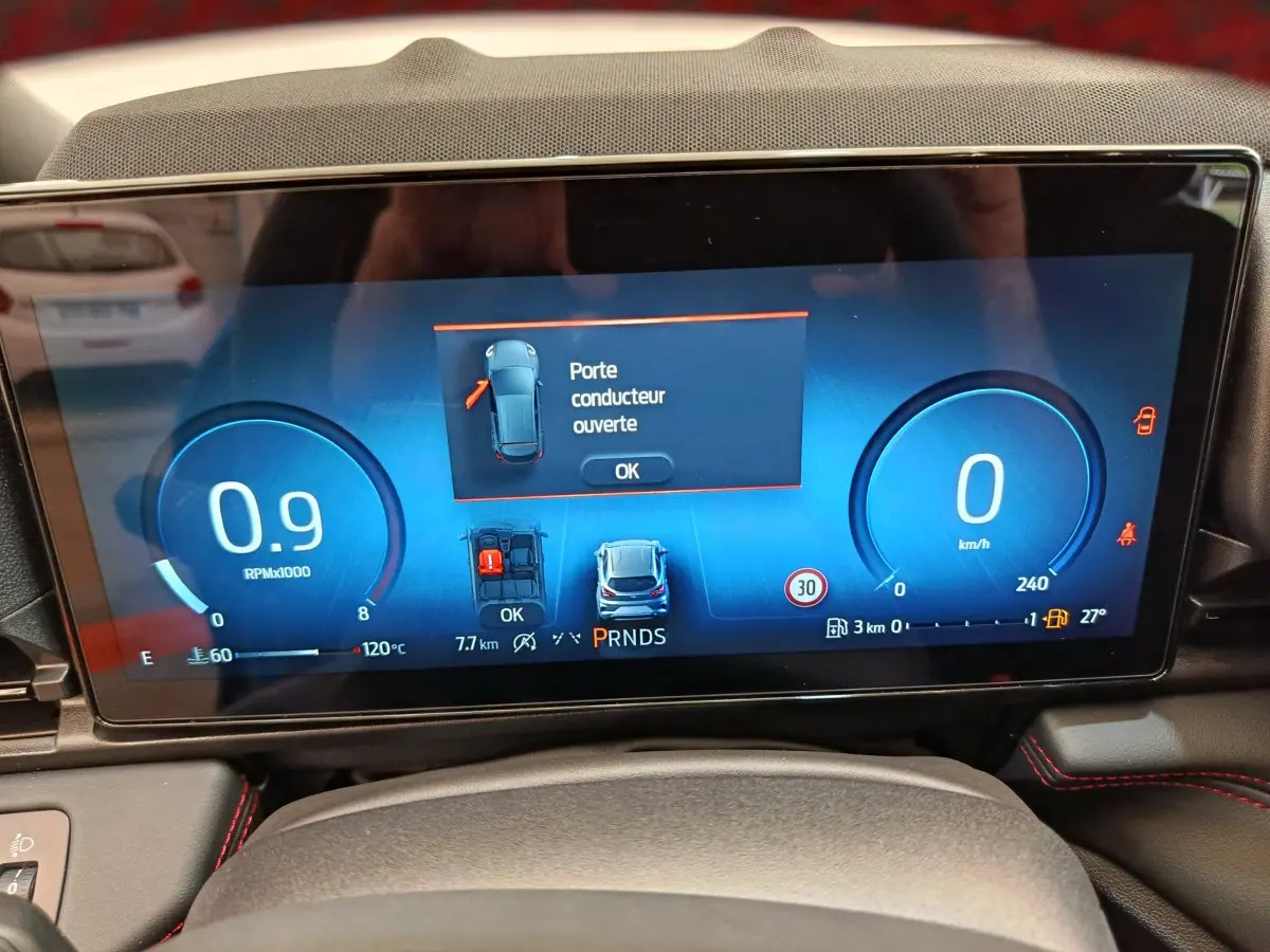Affichage numérique du combiné d'instruments du Ford Puma bleu, montrant une porte conducteur ouverte et vitesse à zéro km/h.