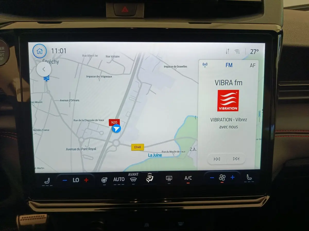 Écran tactile central du Ford Puma 2025 affichant la navigation et la radio VIBRA fm, avec commandes climatisation en dessous.