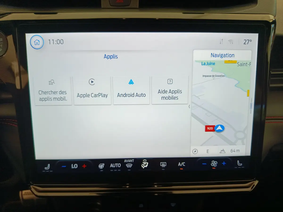 Écran tactile central du Ford Puma bleu 2025 affichant navigation et options Apple CarPlay et Android Auto.