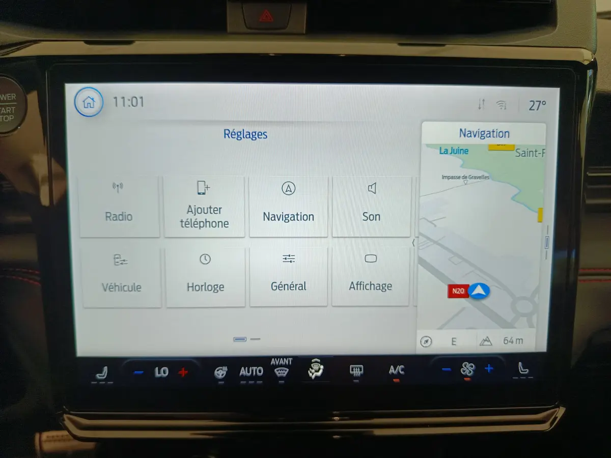 Écran tactile central du Ford Puma 2025 affichant le menu Réglages et la navigation avec carte détaillée.