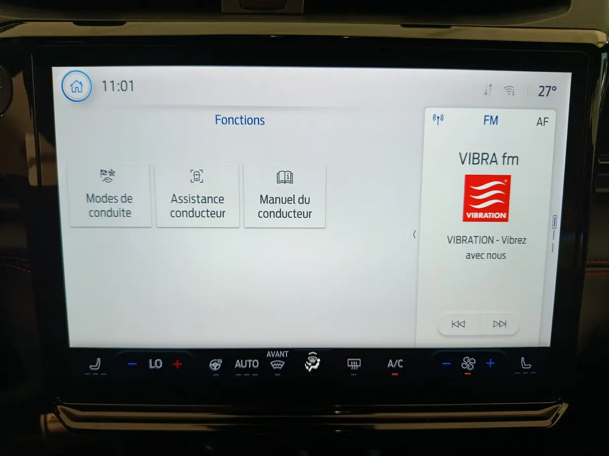 Écran tactile central du Ford Puma bleu 2025 affichant les fonctions de conduite et la radio VIBRA fm