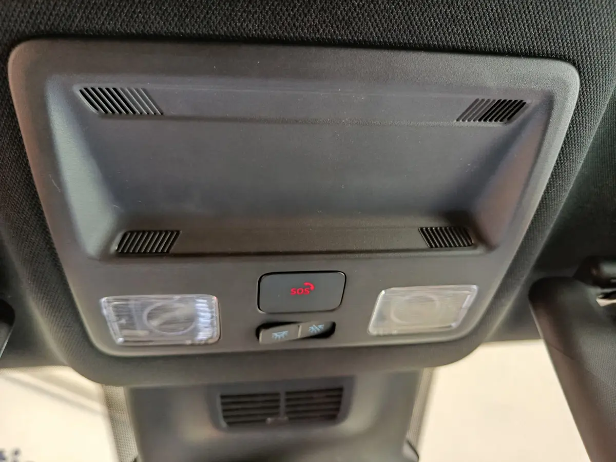 Vue en gros plan du plafonnier noir avec bouton SOS et éclairages intérieurs du Ford Puma bleu 2025.