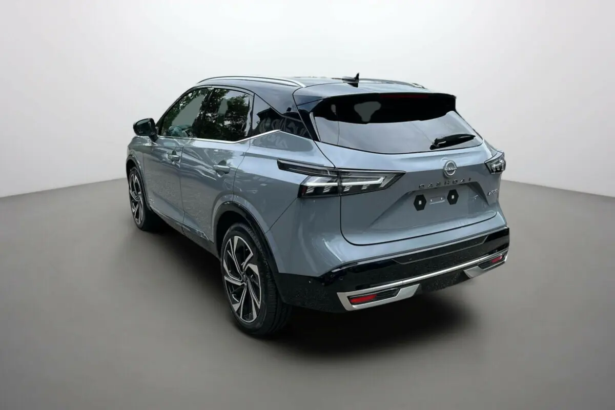 Nissan Qashqai E-POWER 205 Tekna Plus gris argile avec toit noir, vue 3/4 arrière droit sur fond neutre.