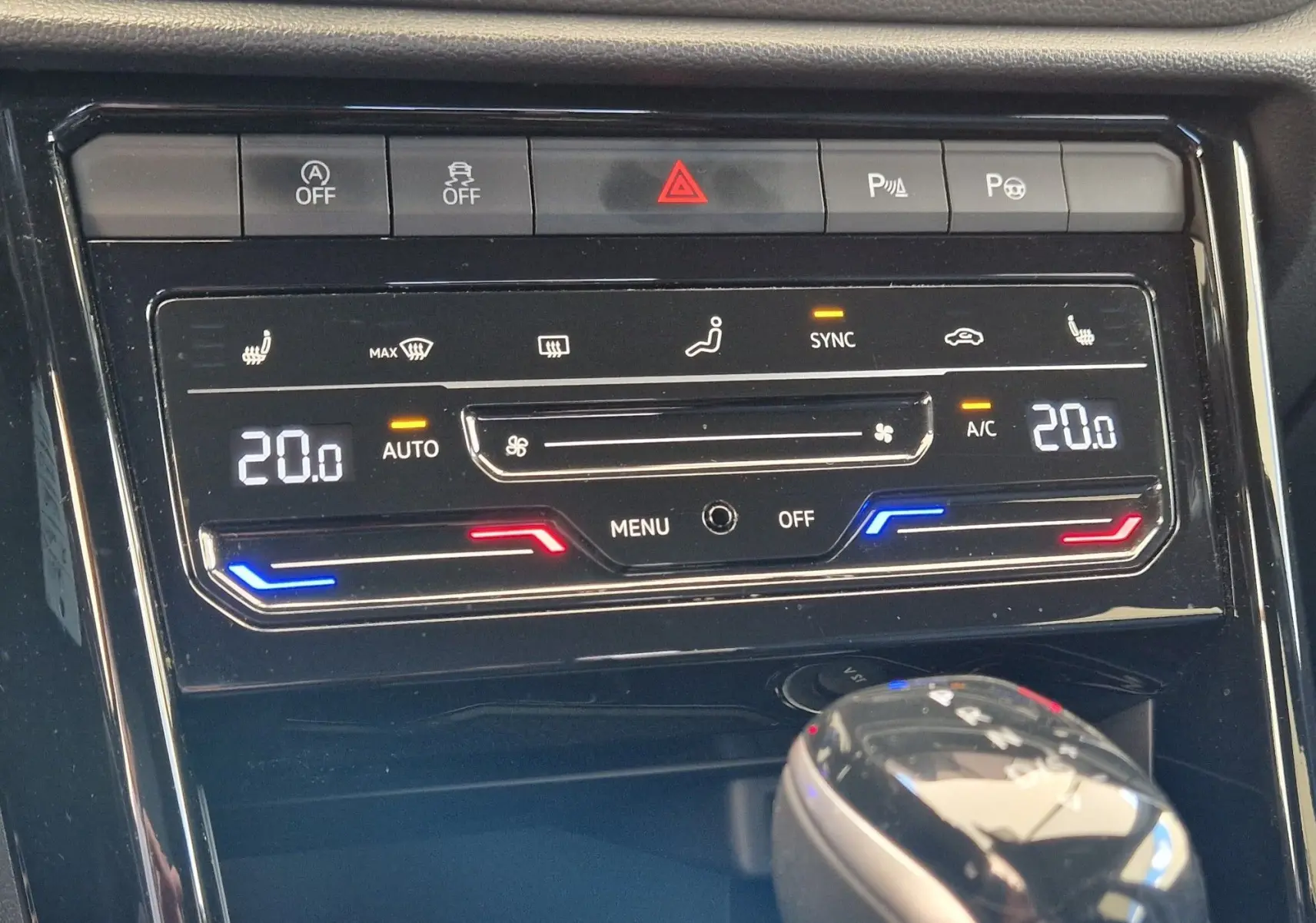 Panneau de climatisation digitale et levier de vitesses automatique dans un Volkswagen T-Roc 2022 bleu Lapiz.