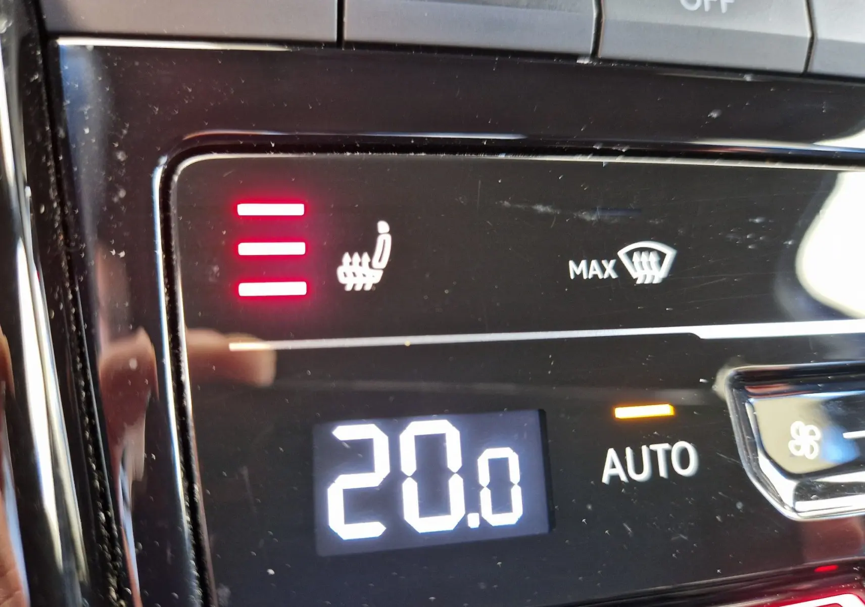 Panneau de commande intérieur du Volkswagen T-Roc 2022 avec réglage de la température à 20°C et siège chauffant activé.