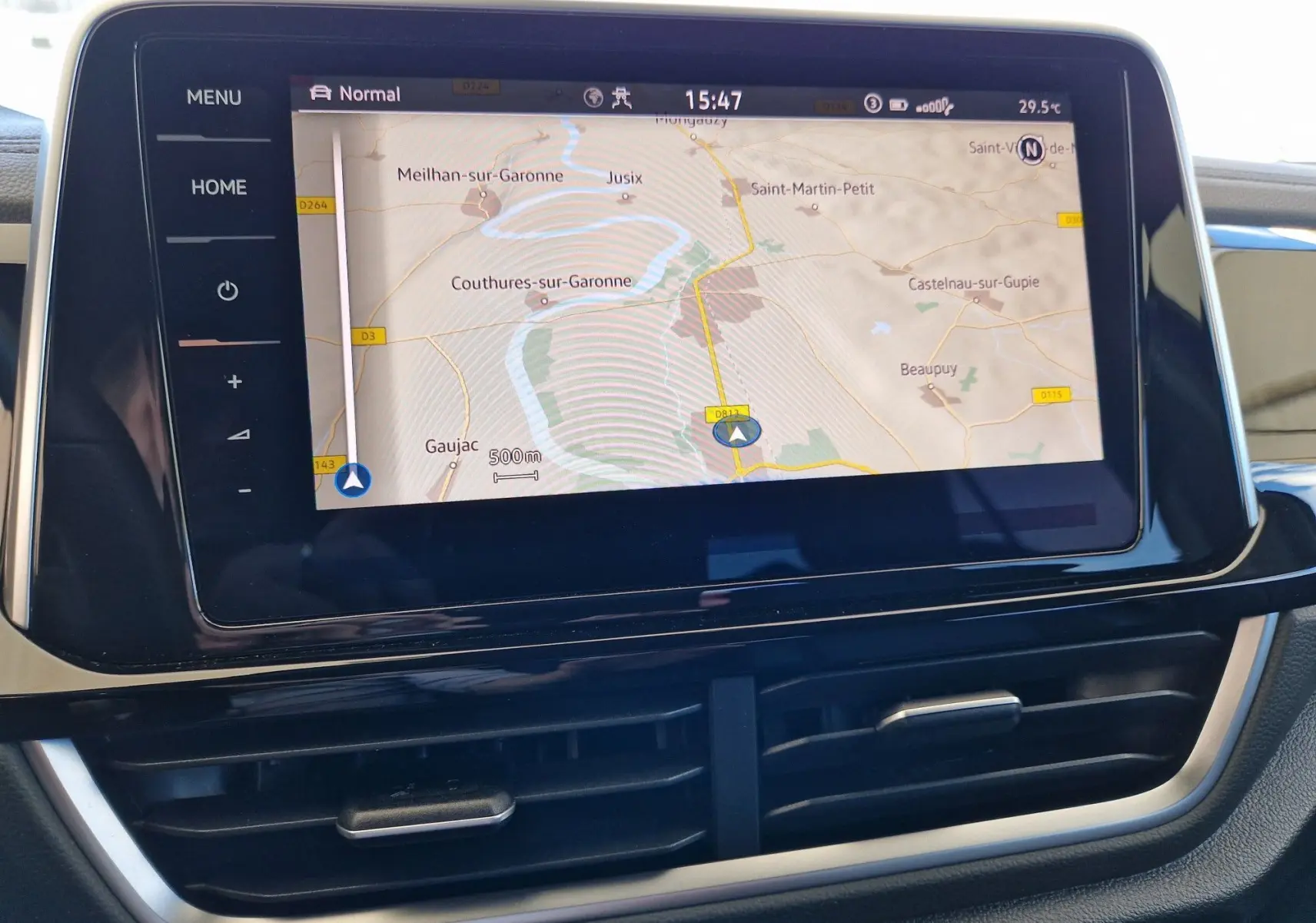 Écran tactile du système de navigation du Volkswagen T-Roc 2022 affichant une carte routière détaillée.