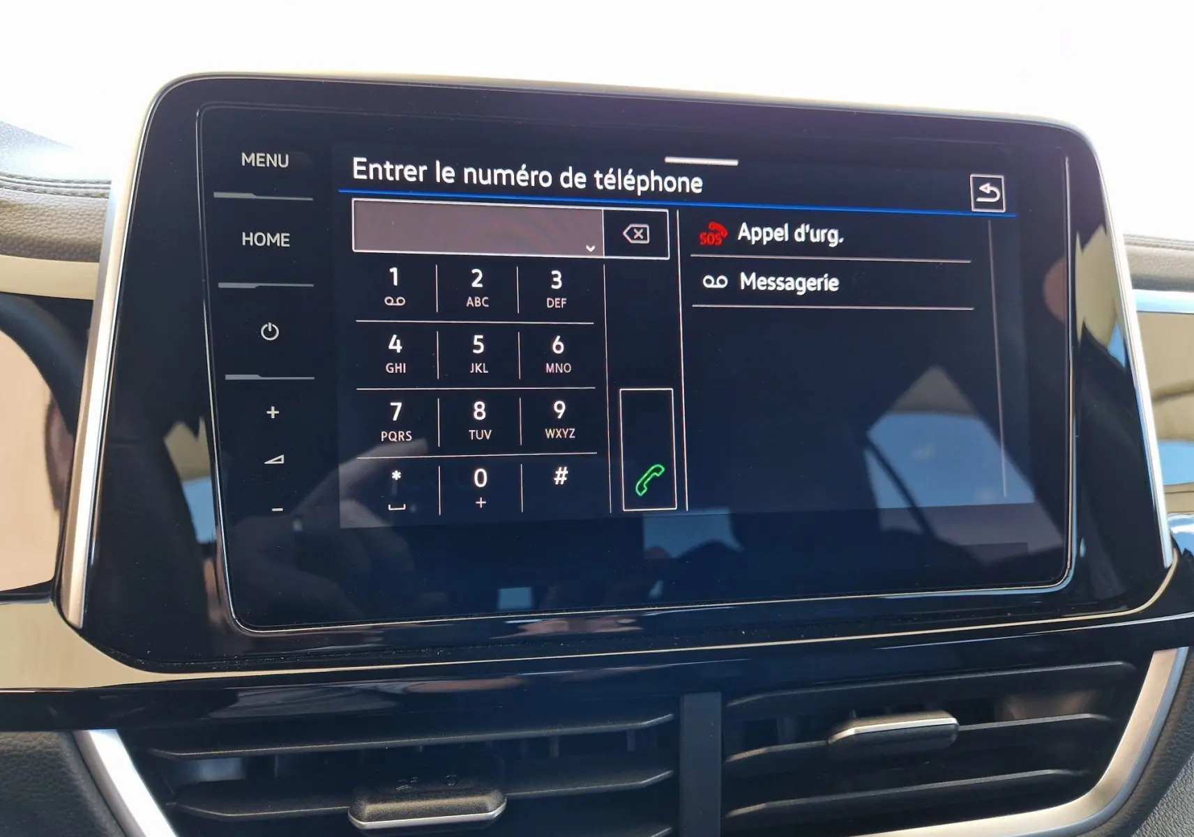Écran tactile central du Volkswagen T-Roc 2022 affichant le clavier pour entrer un numéro de téléphone en mode appel.