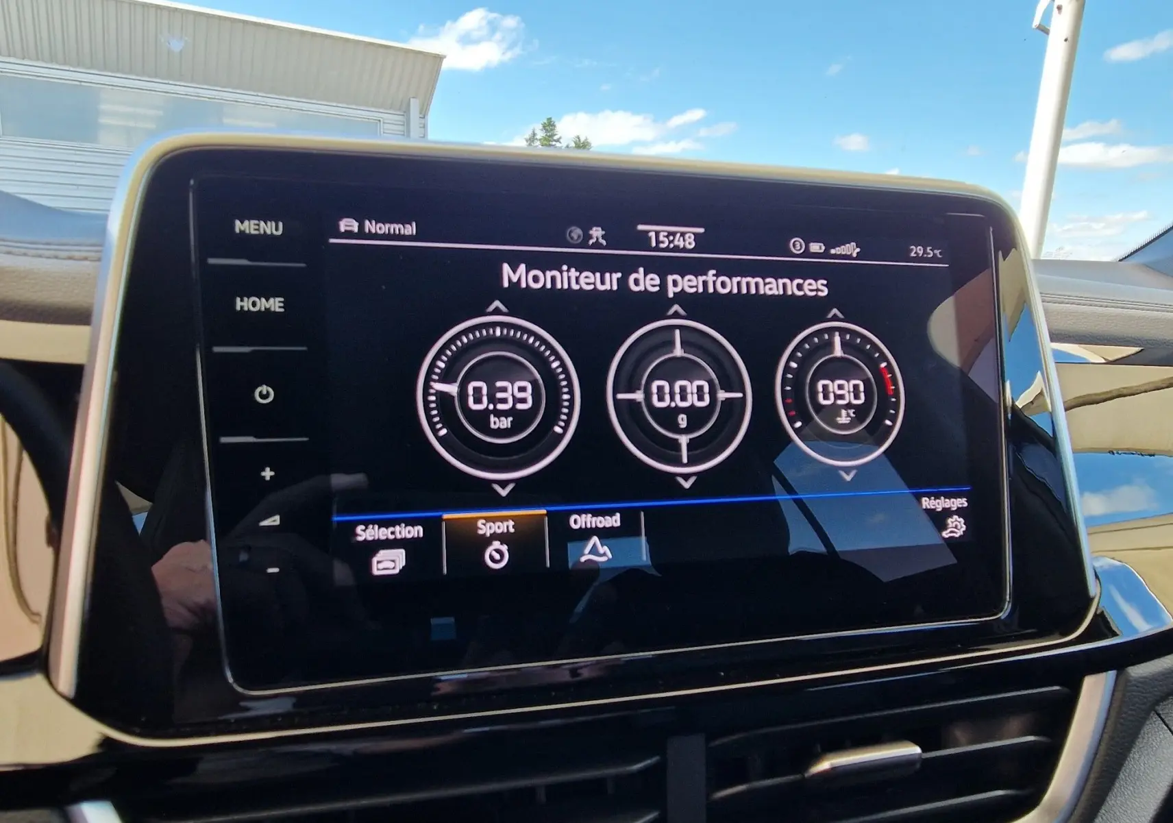Écran tactile du tableau de bord du Volkswagen T-Roc affichant le moniteur de performances en mode sport.