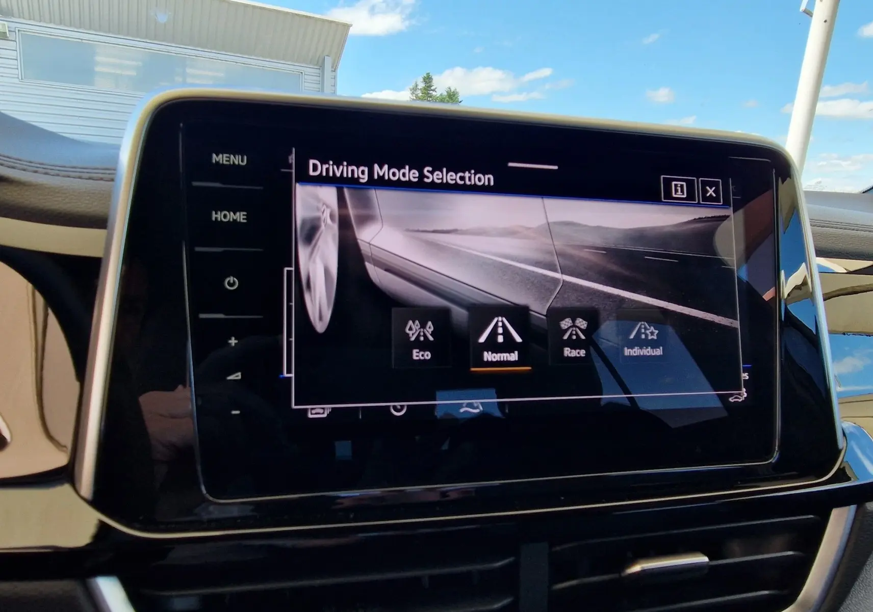 Écran tactile intérieur du Volkswagen T-Roc 2022 affichant la sélection des modes de conduite.