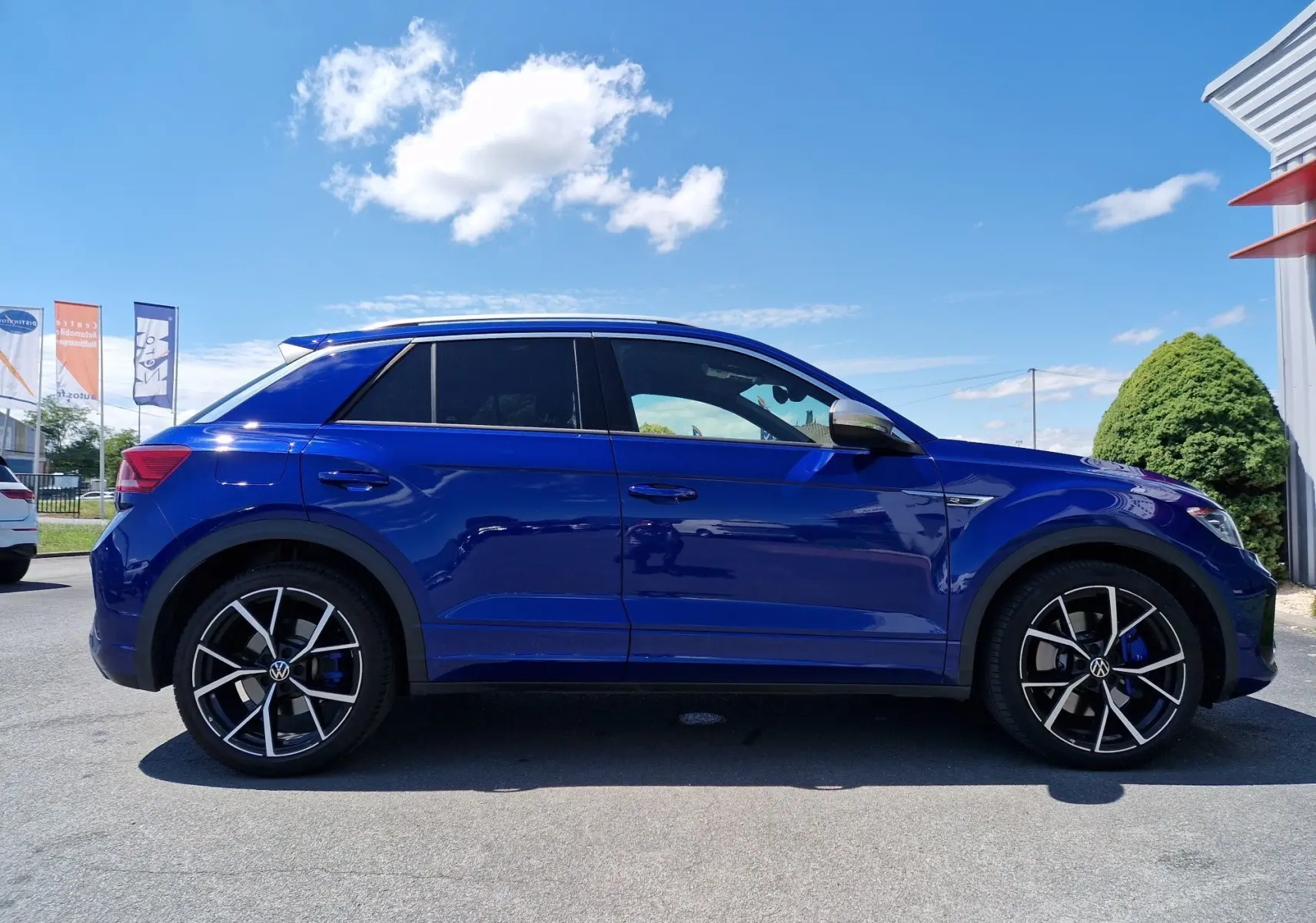 Volkswagen T-Roc bleu Lapiz vu de profil côté gauche, avec jantes alliage noires et détails sportifs R.