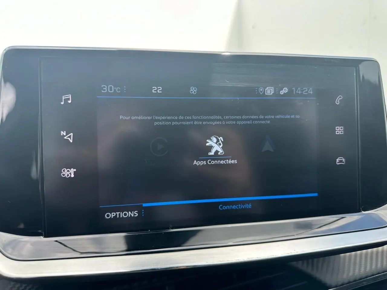 Écran tactile 7 pouces du système multimédia Peugeot 2008 II Style, affichant les apps connectées en intérieur.