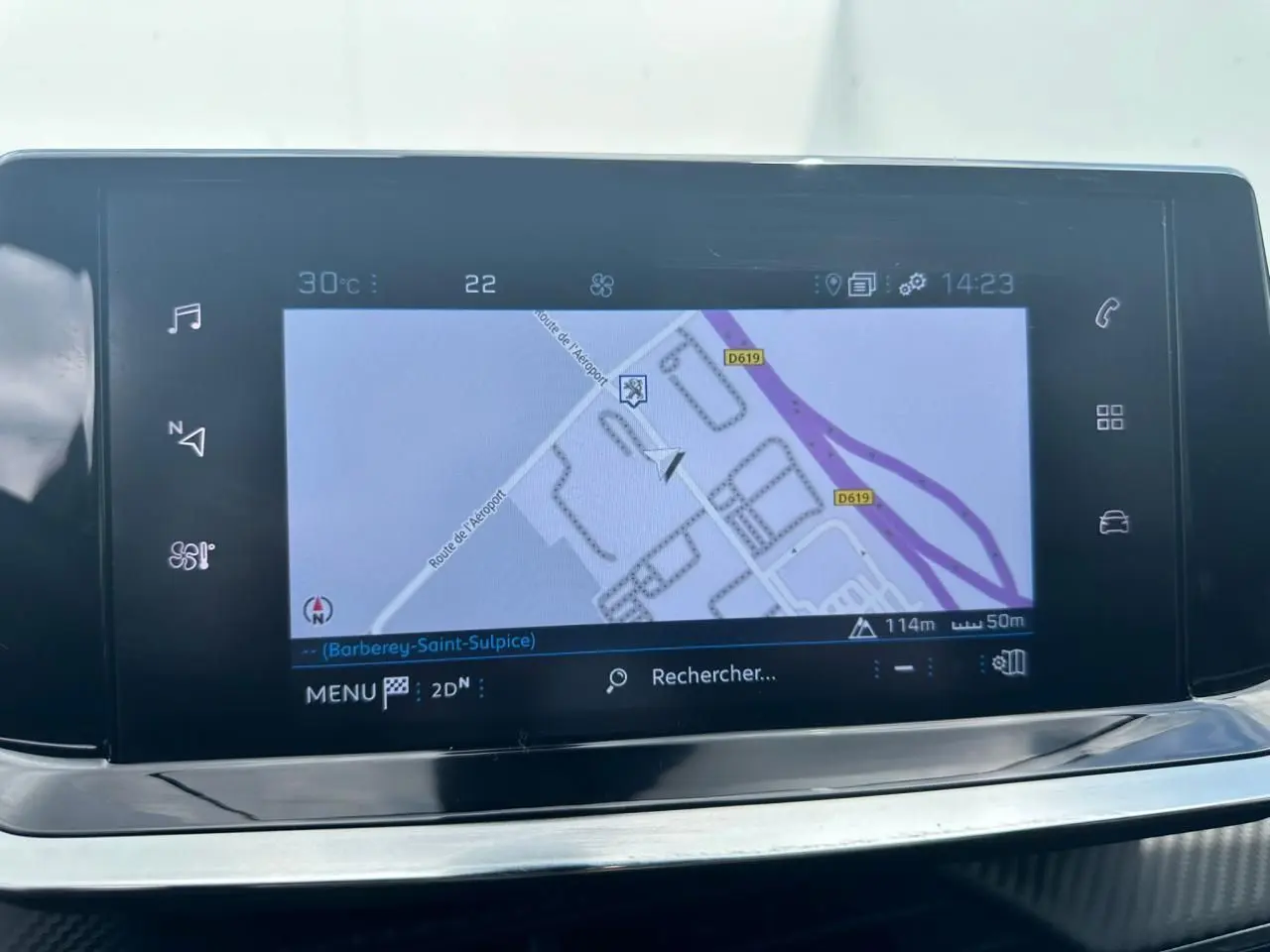 Écran tactile 7 pouces du système de navigation 3D connecté dans l'habitacle du Peugeot 2008 gris clair 2022.