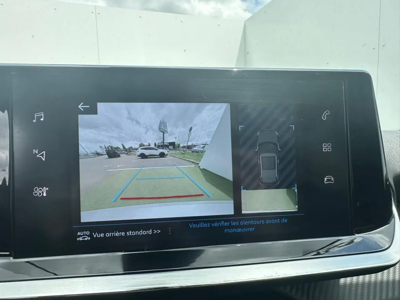 Écran tactile 7'' du Peugeot 2008 gris clair montrant la caméra de recul et l'aide au stationnement arrière.