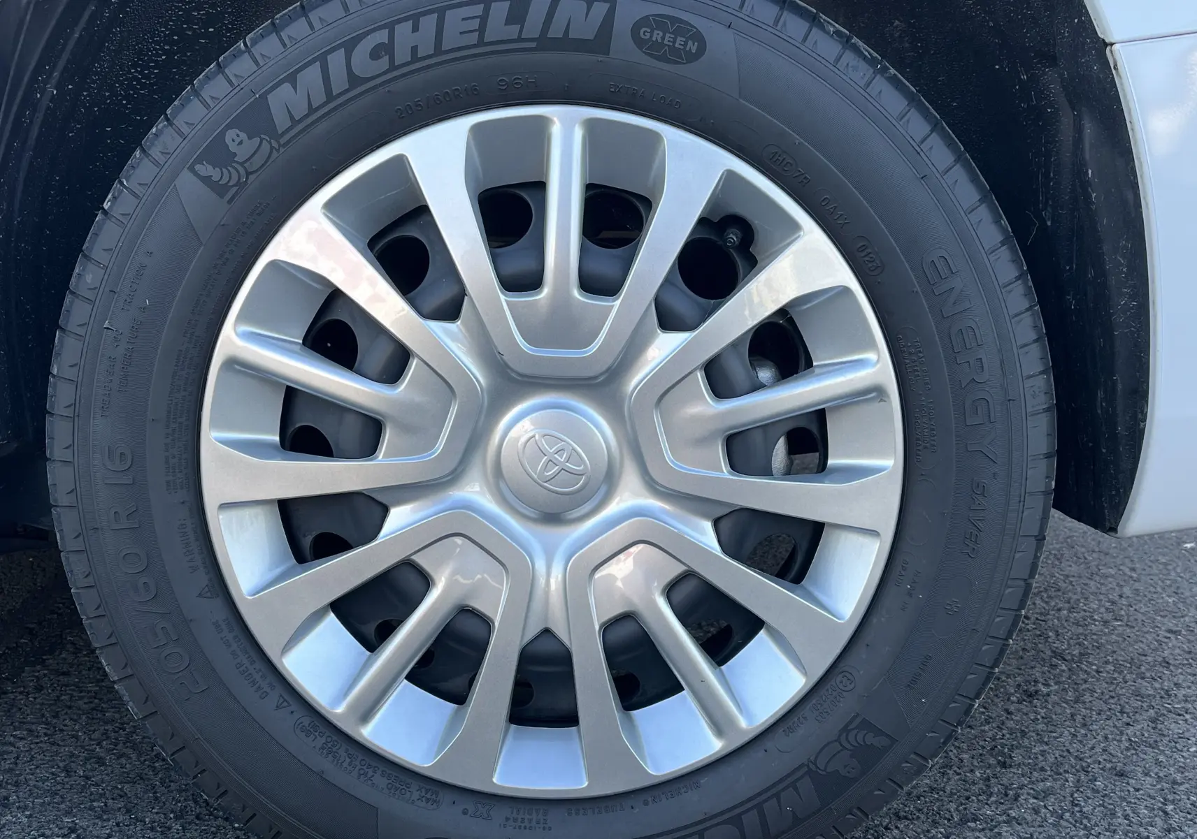 Gros plan sur la roue avant droite du Toyota Proace City blanc glacier, avec jante en alliage et pneu Michelin Energy Saver.