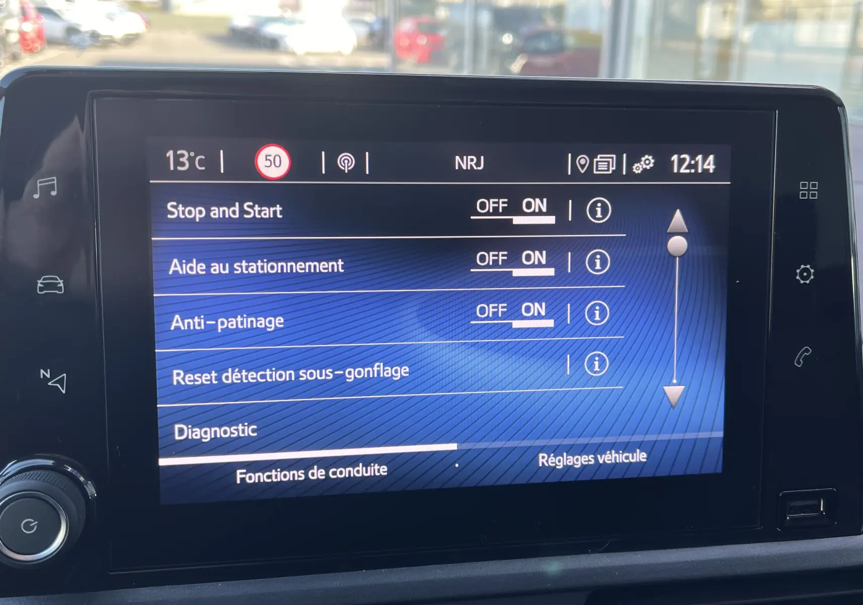 Écran central du Toyota Proace City 2023 montrant les réglages d'aide au stationnement et de sécurité.