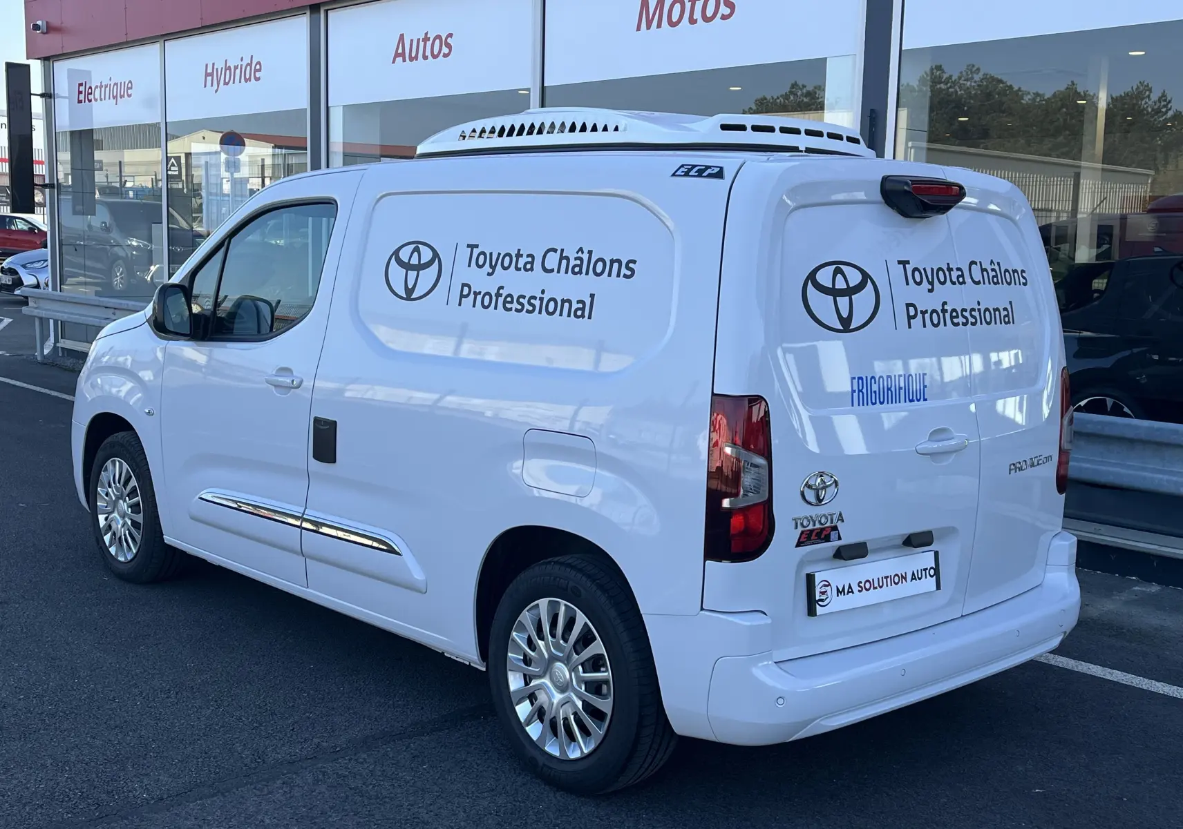 Vue 3/4 arrière droite du Toyota Proace City blanc glacier avec marquages Toyota Châlons Professional et équipement frigorifique sur le toit.