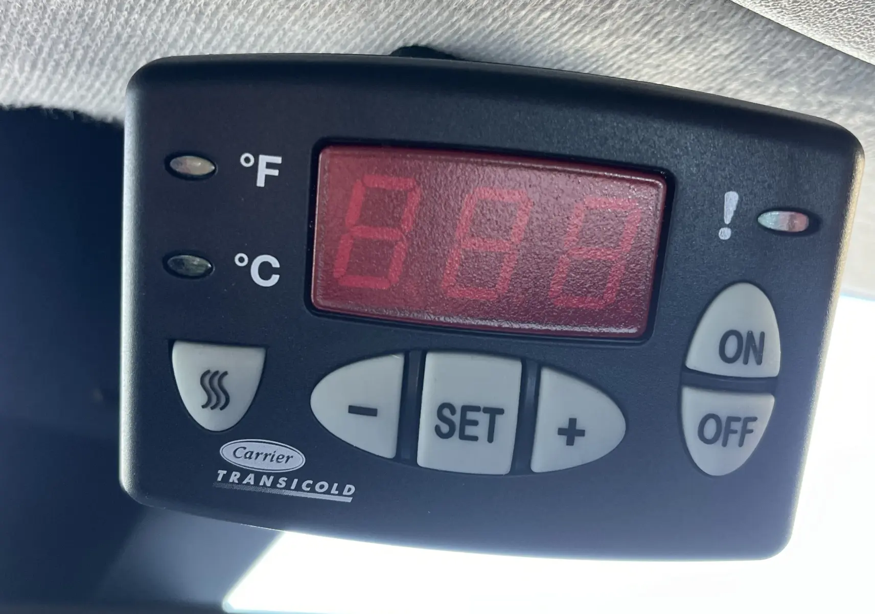 Gros plan sur le panneau de contrôle Carrier Transicold du système frigorifique dans un Toyota Proace City blanc glacier.