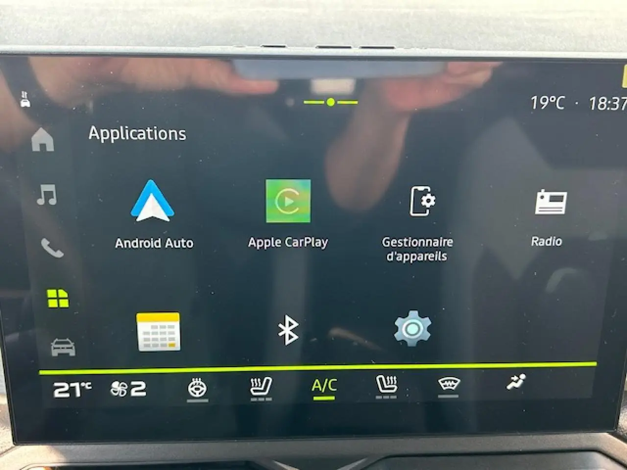 Écran tactile central du Dacia Duster III 1.6 Hybrid 140 4x2 Extreme affichant les applications Android Auto et Apple CarPlay.