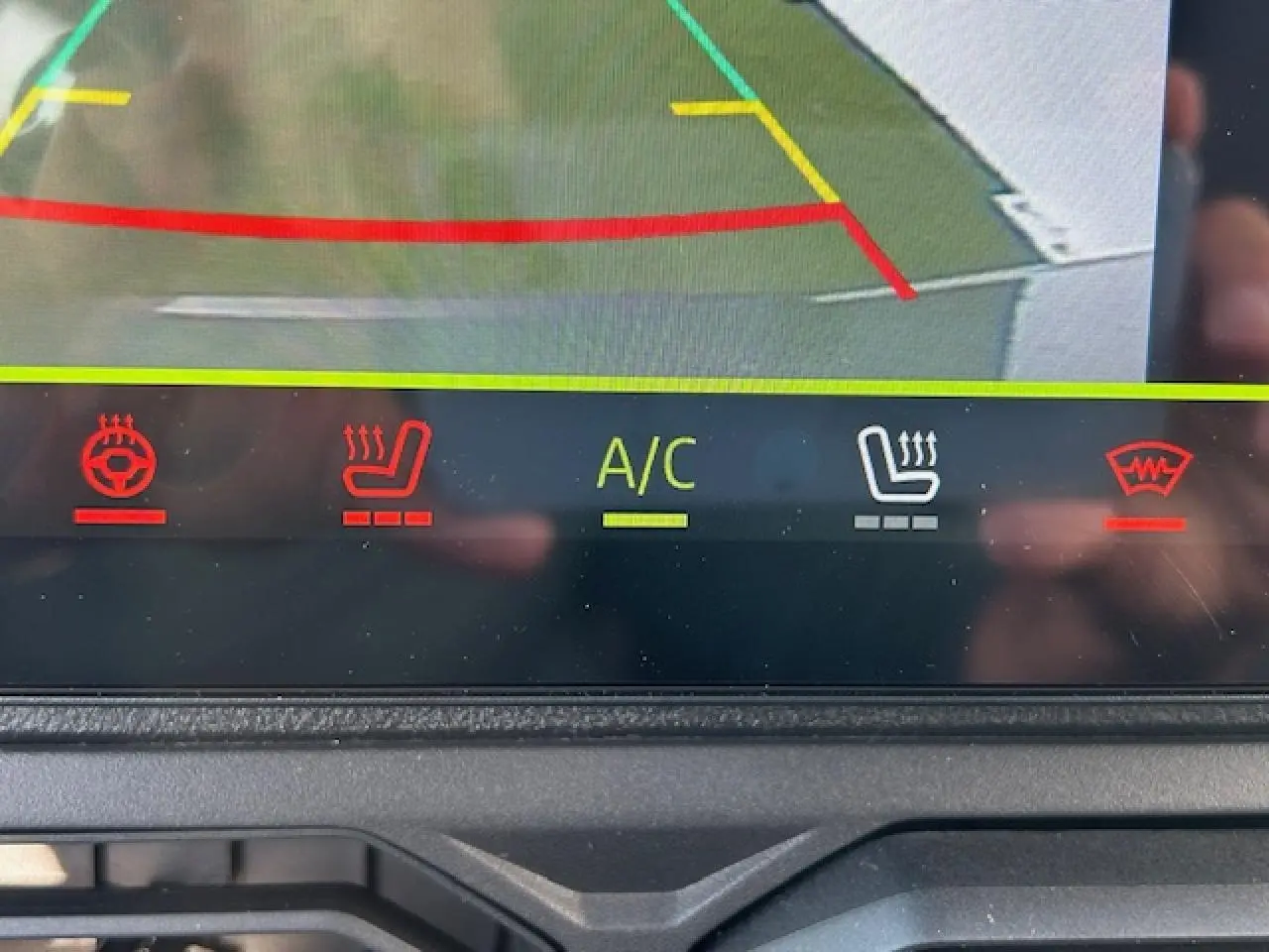 Détail de l'écran tactile intérieur du Dacia Duster 2025 montrant les commandes de chauffage et climatisation.