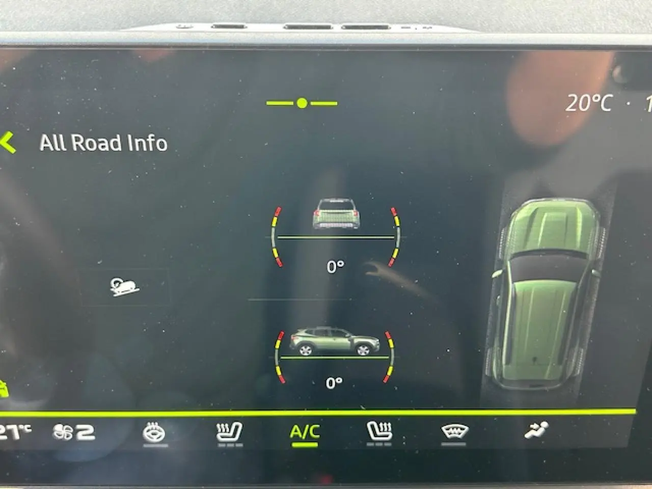 Écran digital du tableau de bord du Dacia Duster 2025 affichant l'inclinaison et la vue aérienne du véhicule kaki dusty.