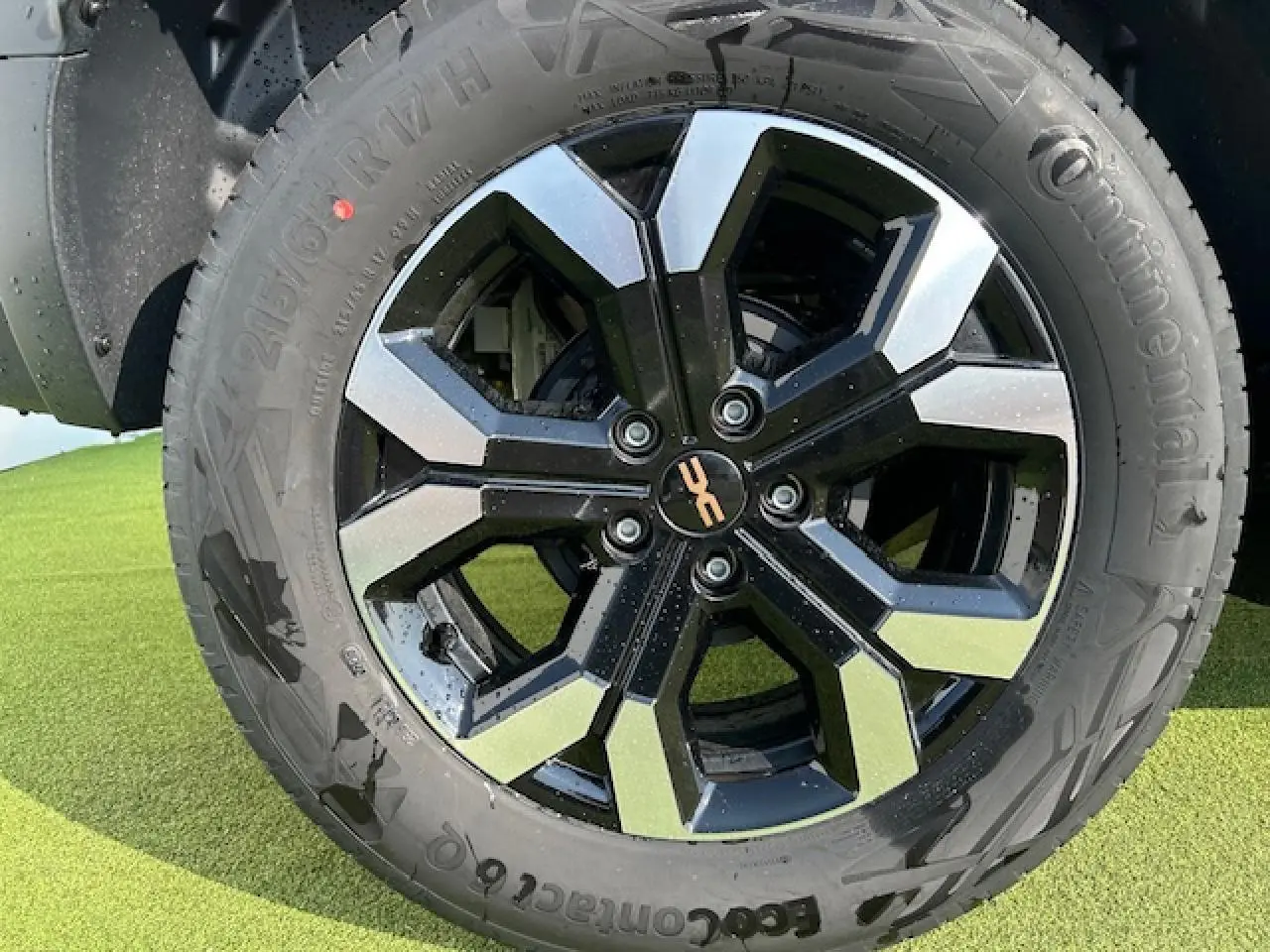 Gros plan sur la jante alliage 17 pouces semi-diamantée noire et argentée du Dacia Duster III Kaki Dusty.