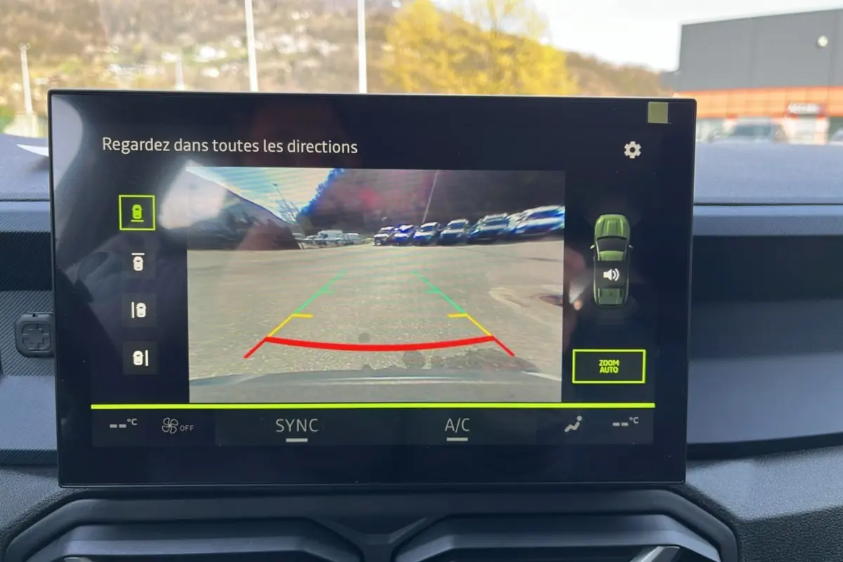 Écran tactile de la caméra multiview du Dacia Bigster Hybrid 155 Expression Plus montrant la vue arrière en stationnement.