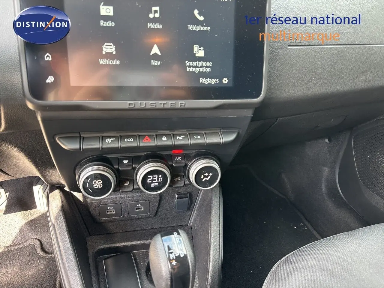 Écran tactile central du tableau de bord du Dacia Duster noir 2024, vue frontale rapprochée.