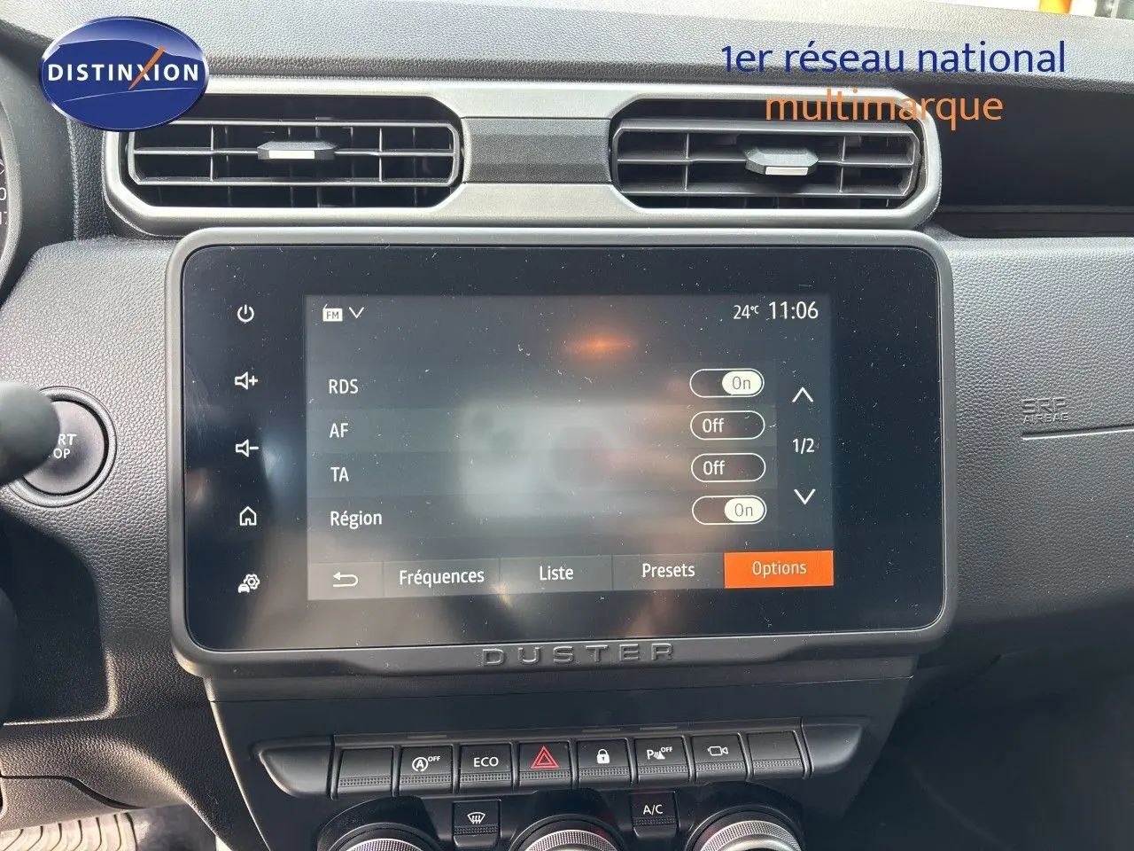 Vue rapprochée de l’écran tactile central noir du tableau de bord du Dacia Duster Journey 2024.