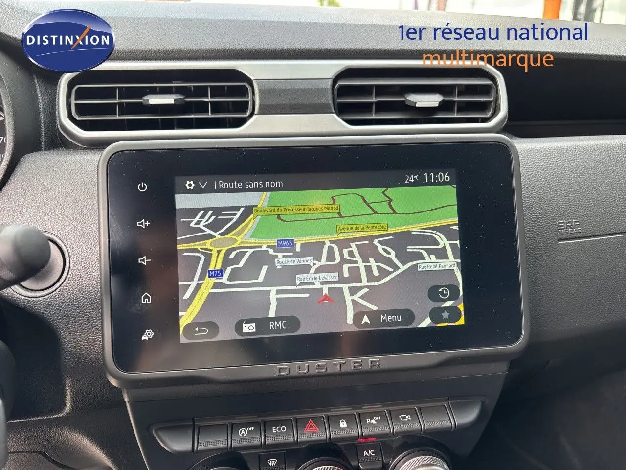 Vue rapprochée de l’écran tactile central du tableau de bord du Dacia Duster noir, affichant un GPS en fonctionnement.