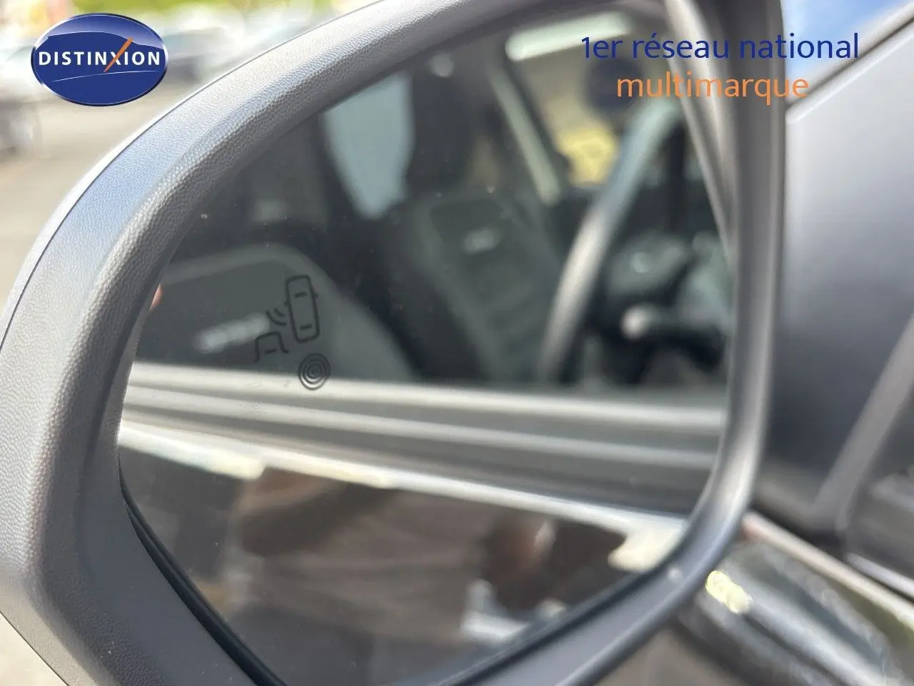 Tableau de bord du Dacia Duster 2024 noir, affichant le compteur de vitesse et le compte-tours en vue frontale.