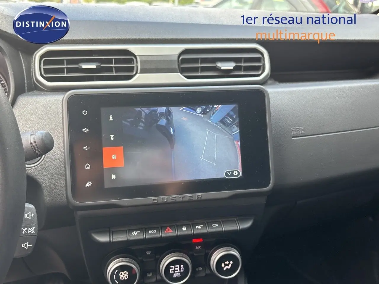 Vue intérieure du tableau de bord du Dacia Duster noir 2024, écran tactile affichant la caméra de recul.