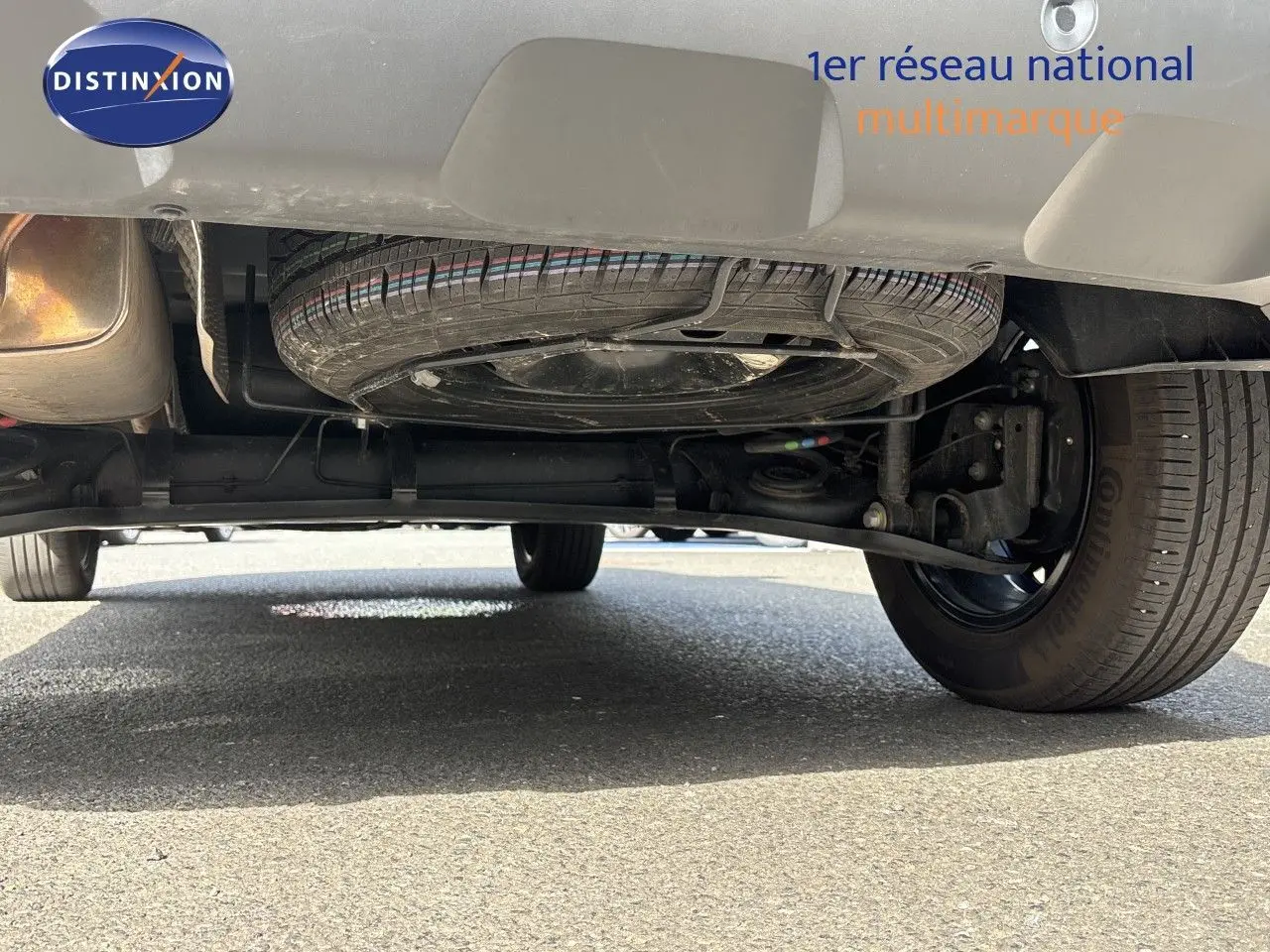 Vue intérieure du tableau de bord du Dacia Duster noir 2024, écran tactile affichant la caméra 360° en marche.