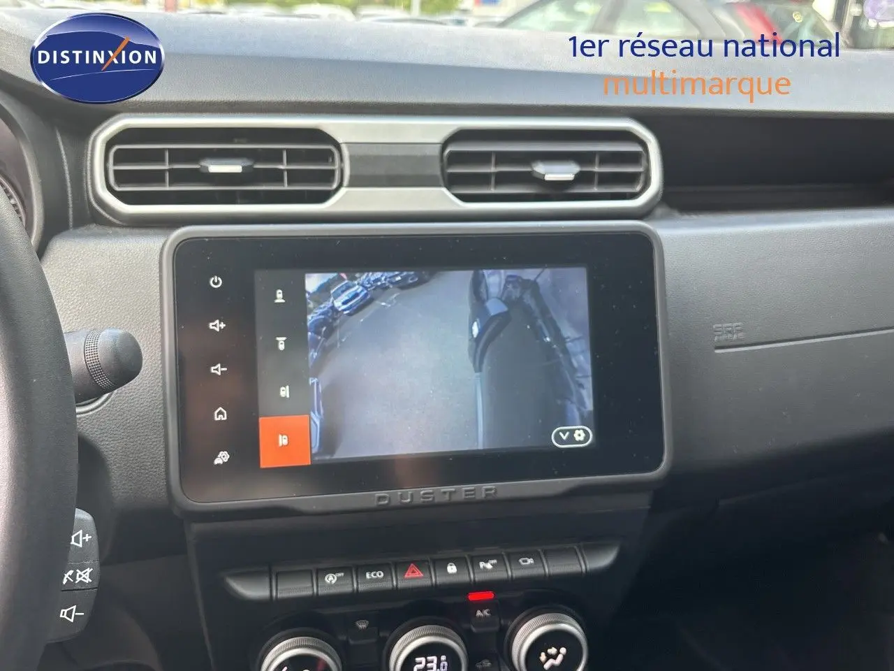 Vue en contre-plongée sous le Dacia Duster noir 2024, montrant la roue de secours et le train arrière.