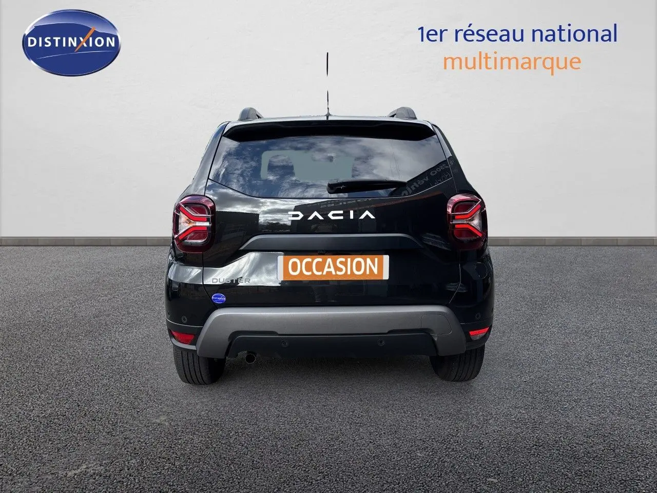 Vue arrière d'un Dacia Duster noir 2024 avec logo et plaque "OCCASION" sur fond neutre.