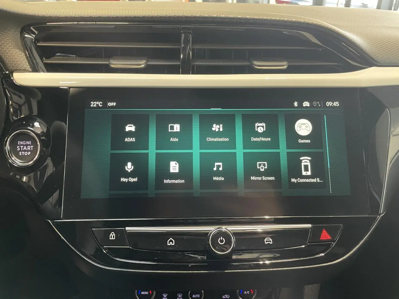 Écran tactile 10 pouces central de l’Opel Corsa blanc, vue frontale du système multimédia et commandes.