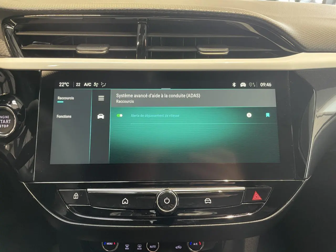 Écran tactile central affichant le système d'aide à la conduite dans l'habitacle d'une Opel Corsa blanche.