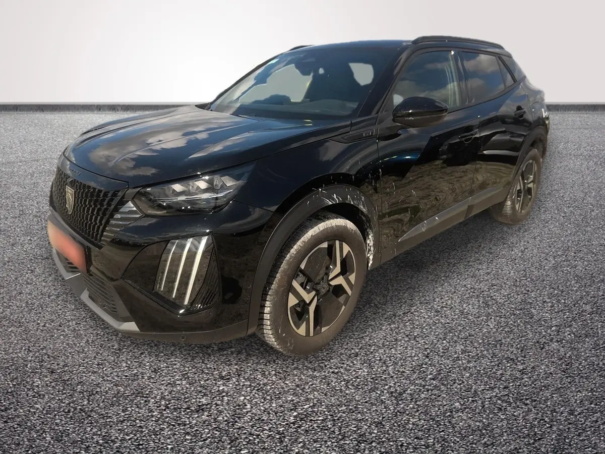 Peugeot 2008 Hybrid 145 e-DCS6 GT noir, vue 3/4 avant droit avec phares LED et jantes distinctives.