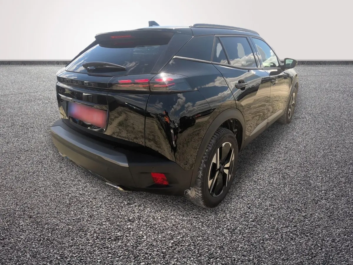 Peugeot 2008 Hybrid 145 e-DCS6 GT noir vue 3/4 arrière droit, avec feux LED et jantes distinctives.