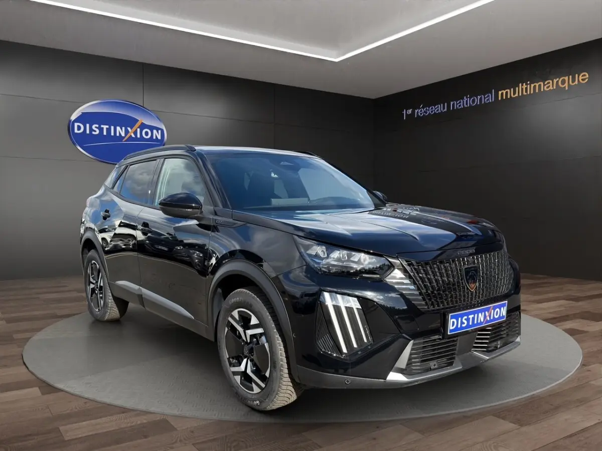 Peugeot 2008 Hybrid 145 e-DCS6 GT noir en vue 3/4 avant, avec signature lumineuse verticale distinctive.
