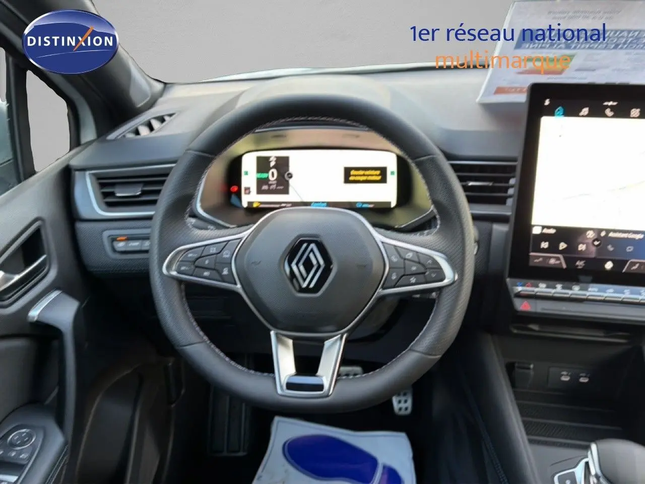 Vue intérieure centrée sur le volant noir du Renault Captur 2025 avec tableau de bord numérique et écran tactile.
