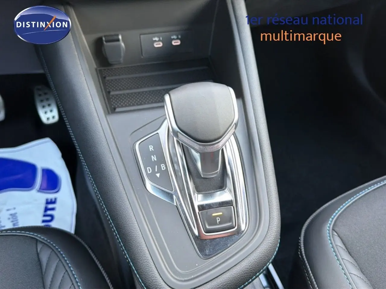 Le levier de vitesses automatique de la Renault Captur 1.6 E-TECH hybride, vue rapprochée de la console centrale.