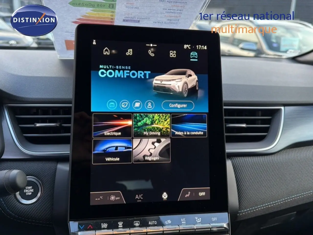 Écran tactile central du tableau de bord du Renault Captur blanc nacré, affichant le mode de conduite Confort.